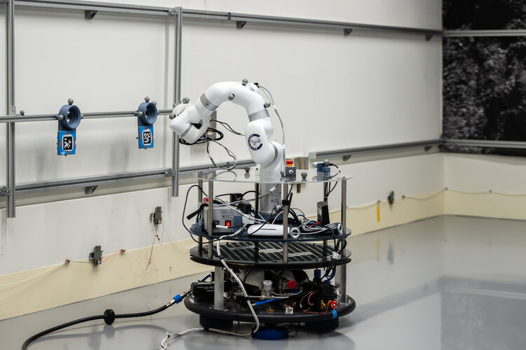 SKYWALKER tests robotic crawling at ESTEC