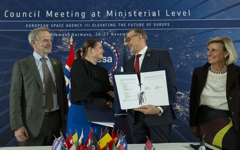 ESA and Norway explore possibility of Arctic Space Centre